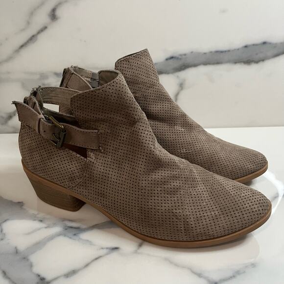 DV by Dolce Vita | Women's Taupe Perforated Back Zip Side Buckle Booties Sz 9.5 - Picture 1 of 8